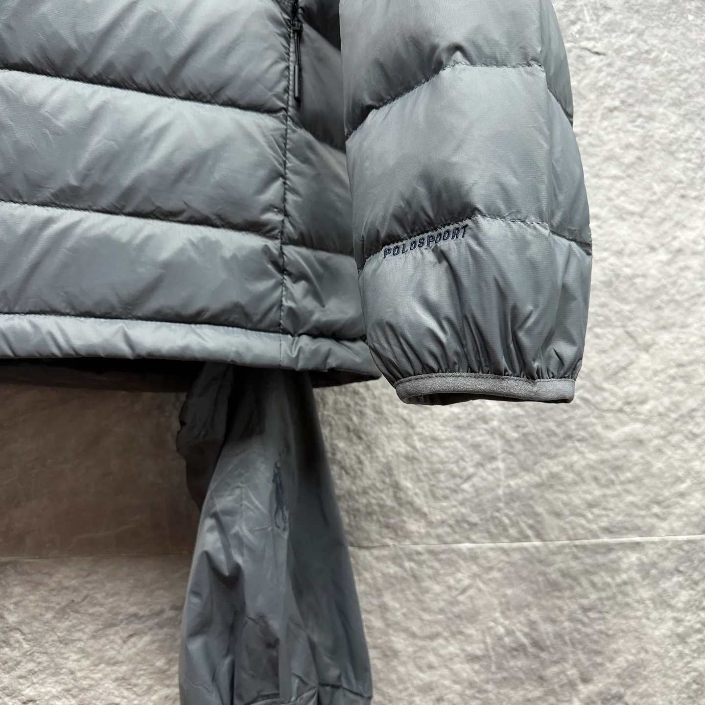 P700 Ralph Lauren 2025 new style hooded down jacket for couples with pony embroidery 🍃 High version top quality 🍃 90 white duck down Vacuum filling Exquisite craftsmanship Coated custom fabric Painted nylon lining Logo letter embossed Double-layer lining No running velvet No velvet Loose fit to cover the flesh and make you look slim Refuse to be bloated and energetic to go out Super practical The upper body effect is natural, casual and comfortable ~ Color: black gray Size: M-3XL